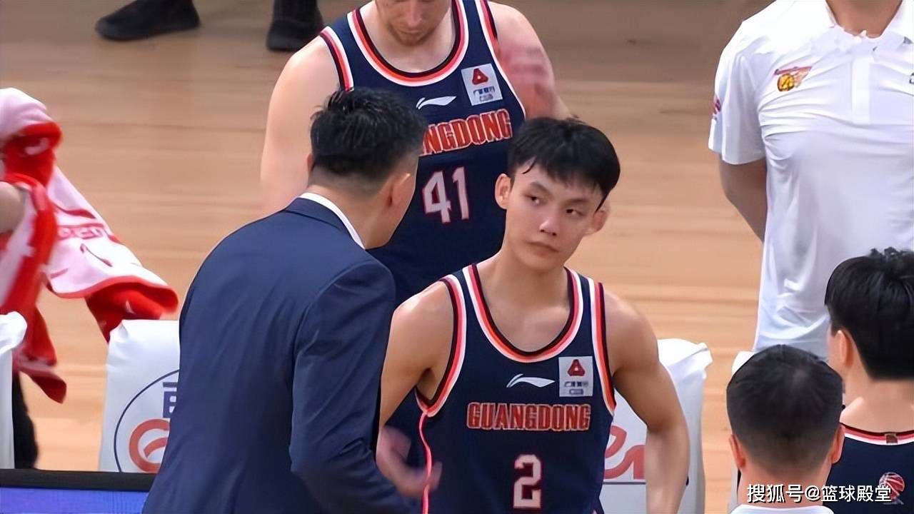 在众人一声声的呵斥之下，高俊伟的脸色一阵青、一阵白，整个人被震惊的说不出话来。
